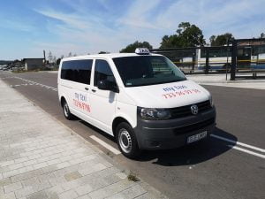 taxi łeba czeka na odbiór klientów